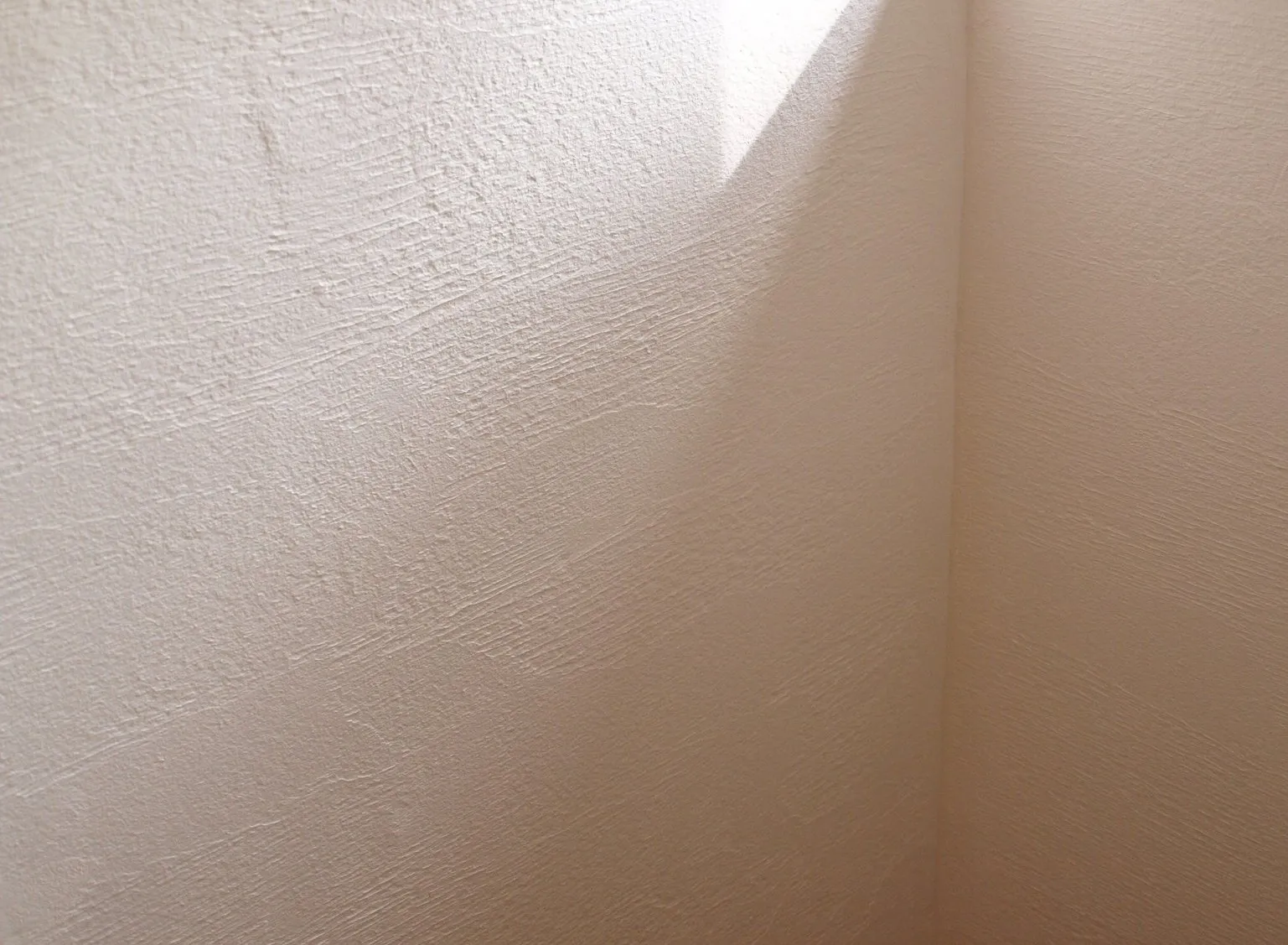 これは壁紙？いいえ、天然素材の漆喰壁なんです🏠✨ 自然素材を...