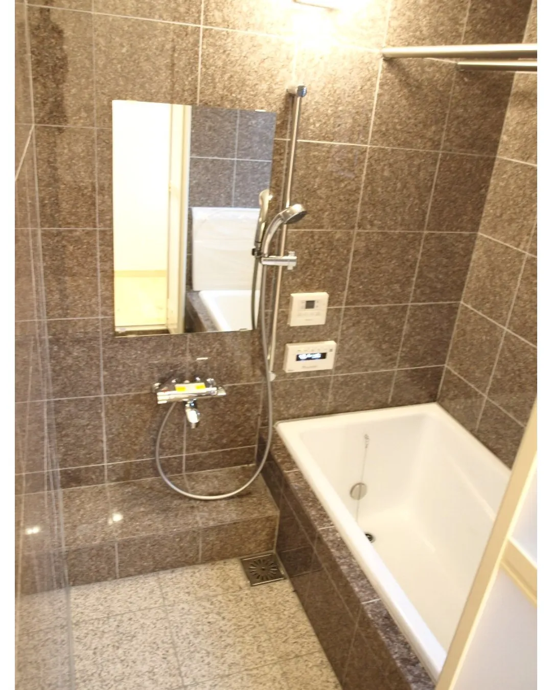 バスルームのタイルには、美しく高級感あふれる天然石を使用し、...