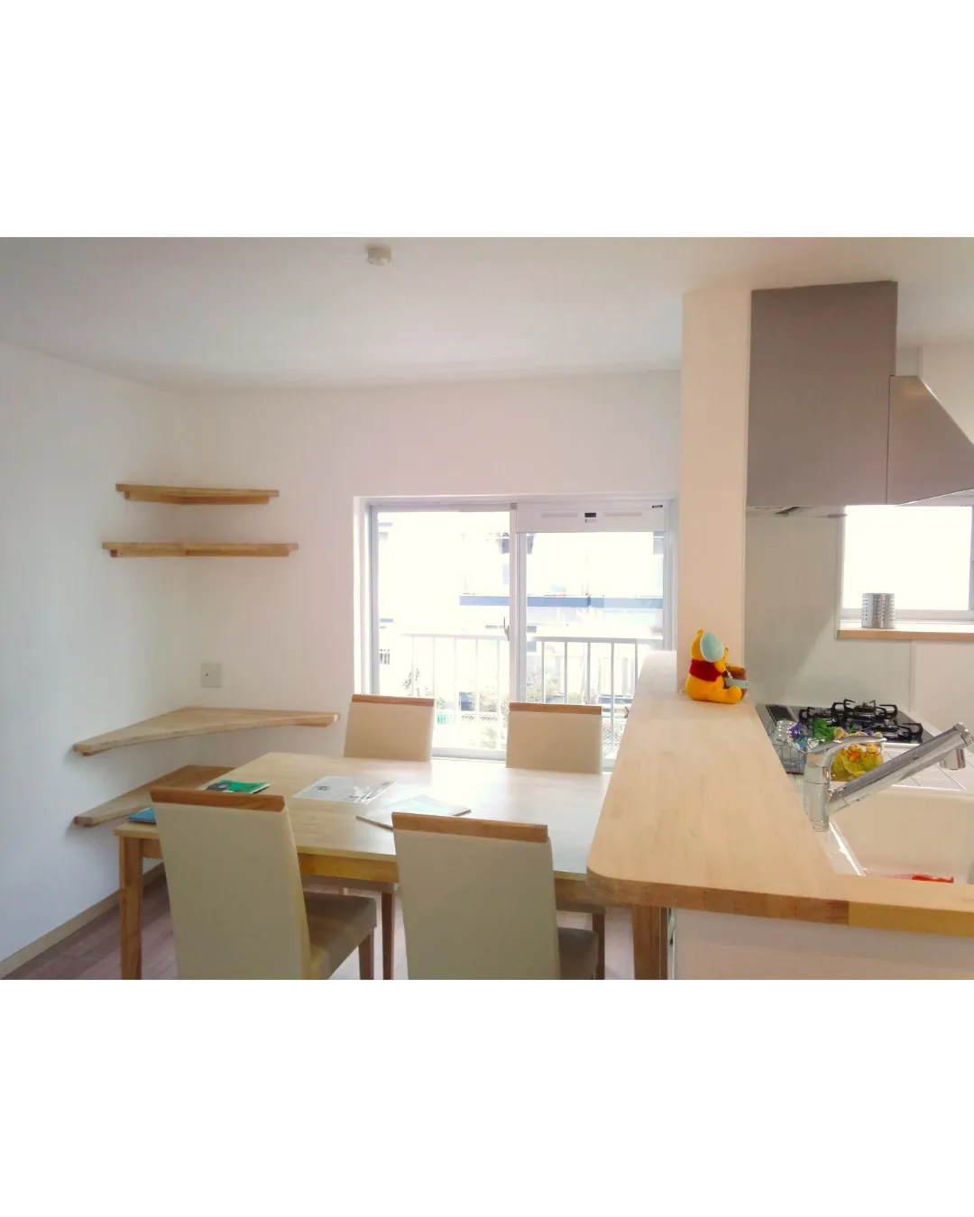 🏡 こんにちは、皆様!🌿 リフォーム後のお部屋に家具を配置し...