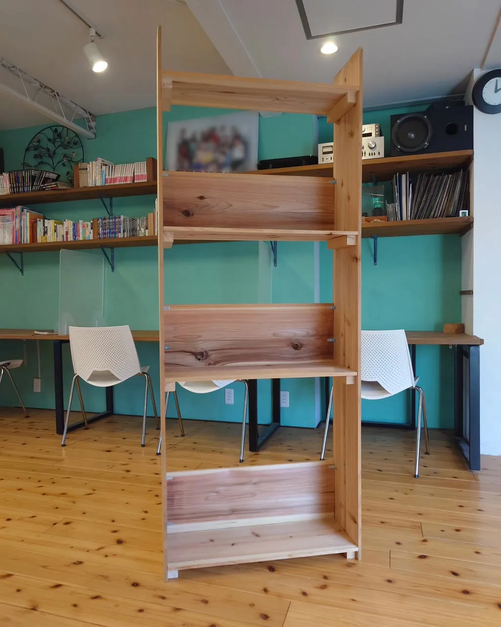 天然木を使った棚を自作しました🌳✨ オフィスの棚も自前で作り...